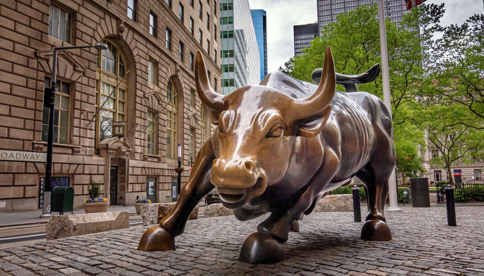 Charging Bull Sculpture near Wall Street in New York, illustrating Graduate Business School Finance Programs